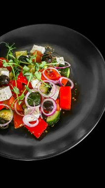 Sebze ve domatesli balık salatası, salatalık ve avokado. Haşlanmış yumurta. Kase. Boşluğu kopyala