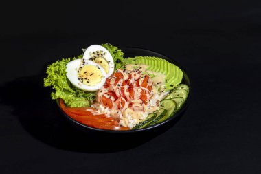 Somon pilavlı salata kasesi, domates, salatalık ve avokado. Haşlanmış yumurta. Boşluğu kopyala