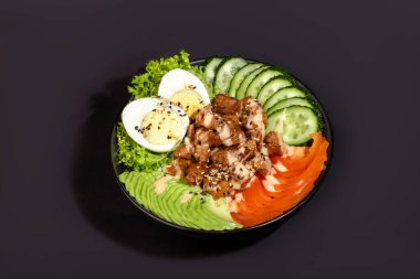 Sığır eti, pirinç, domates, salatalık ve avokado ile salata kasesi. Haşlanmış yumurta. Boşluğu kopyala