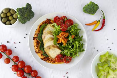 Sebzeli fırında tavuk, kabak püresi ve roka. Keto diyet yemeği. Boşluğu kopyala