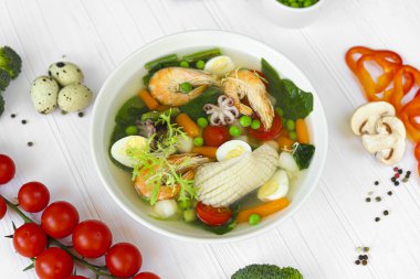 Mürekkep balığı, karides ve haşlanmış yumurtalı deniz ürünleri çorbası. Diyet yemek. Boşluğu kopyala
