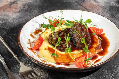 Domates ve mikroyeşilliklerle süslenmiş tatlı ve ekşi soslu patates püresi. Restoran yemeği. Boşluğu kopyala