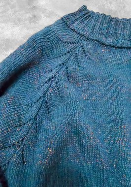 El yapımı örgü ürünler. Koyu ipliklerden örülmüş kumaş. Kadın kazak. Boşluğu kopyala