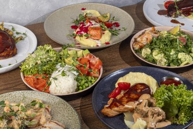 Menü için yemek. Salatalar, mezeler, ana yemekler ve etli mezeler. Püre ve kırmızı havyarlı balık. Boşluğu kopyala