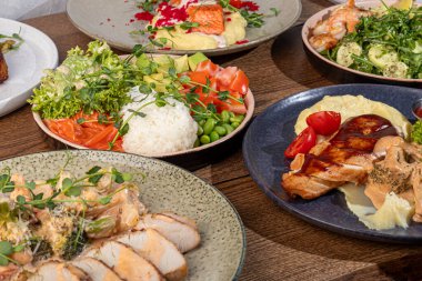 Menü için yemek. Salatalar, mezeler, ana yemekler ve etli mezeler. Püre ve kırmızı havyarlı balık. Boşluğu kopyala