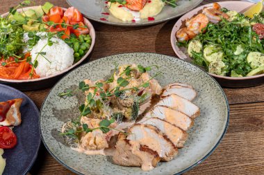 Menü için yemek. Salatalar, mezeler, ana yemekler ve etli mezeler. Püre ve kırmızı havyarlı balık. Boşluğu kopyala