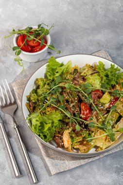 Ördek göğlü salata ve kızarmış ekmek, domates, marul ve sos. Haşlanmış yumurta. Boşluğu kopyala