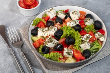 Zeytinli salata, salatalık, domates, peynir ve sos. Haşlanmış yumurta. Boşluğu kopyala