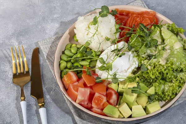 Pirinçli salata kasesi, somon, domates, salatalık ve avokado. Haşlanmış yumurta. Boşluğu kopyala