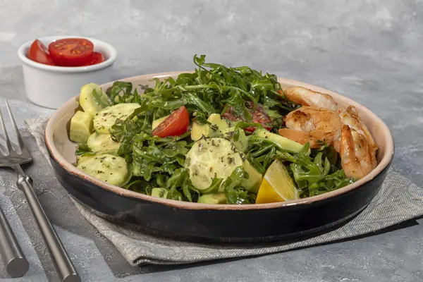 Salatalık, roka, karides ve hafif soslu kiraz domatesli salata. Boşluğu kopyala