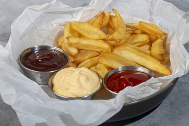 Kağıt üzerinde üç soslu kızarmış patates kızartması. Fast food. Boşluğu kopyala
