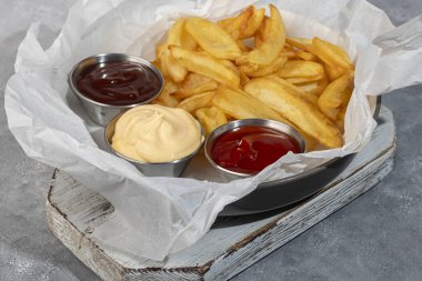 Kağıt üzerinde üç soslu kızarmış patates kızartması. Fast food. Boşluğu kopyala