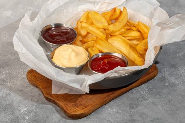 Kağıt üzerinde üç soslu kızarmış patates kızartması. Fast food. Boşluğu kopyala