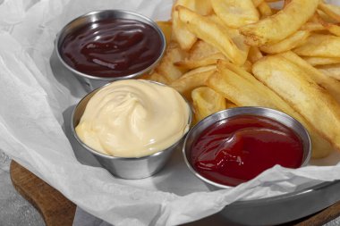 Kağıt üzerinde üç soslu kızarmış patates kızartması. Fast food. Boşluğu kopyala