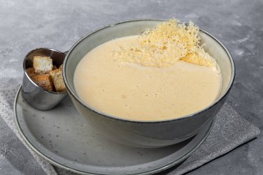 Gri arka planda kızarmış ekmekli peynir çorbası. Boşluğu kopyala