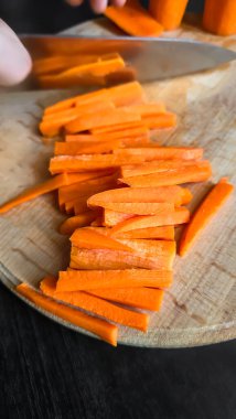 Yemek yapmak için havuç dilimleri. Ev yemeği konsepti. Pilav ve yahni için uygun. Boşluğu kopyala