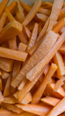 Yemek yapmak için havuç dilimleri. Ev yemeği konsepti. Pilav ve yahni için uygun. Boşluğu kopyala