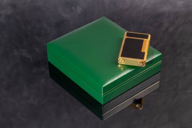 Arka planda bir kutuda yüksek kalite çakmak. Ofis içi. Boşluğu kopyala