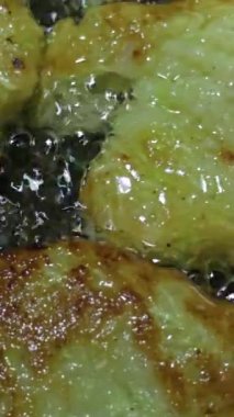 Kabaklı gözleme. Evde yemek pişirme süreci. Ateşin üstünde tereyağı ve krep olan bir tava..