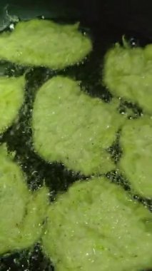 Kabaklı gözleme. Evde yemek pişirme süreci. Ateşin üstünde tereyağı ve krep olan bir tava..