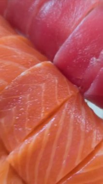 Suşi menüsü geliştirme. Çeşit çeşit suşi ve nigiri var. Paket servis