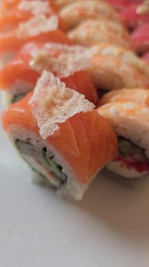 Suşi menüsü geliştirme. Çeşit çeşit suşi ve nigiri var. Paket servis