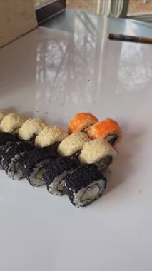 Suşi menüsü geliştirme. Çeşit çeşit suşi ve nigiri var. Paket servis
