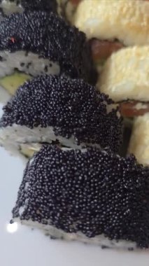 Suşi menüsü geliştirme. Çeşit çeşit suşi ve nigiri var. Paket servis