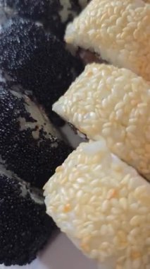 Suşi menüsü geliştirme. Çeşit çeşit suşi ve nigiri var. Paket servis