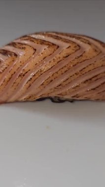 Suşi menüsü geliştirme. Çeşit çeşit suşi ve nigiri var. Paket servis