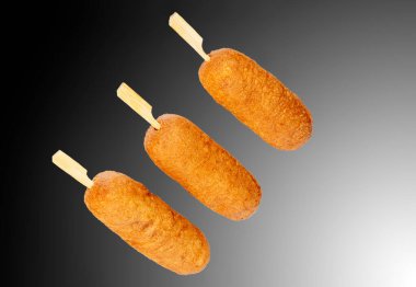 Farklı dolgulu ve farklı soslu mısırlı sosisler. Beyaz arka planda izole edilmiş. Boşluğu kopyala