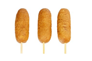Farklı dolgulu ve farklı soslu mısırlı sosisler. Beyaz arka planda izole edilmiş. Boşluğu kopyala