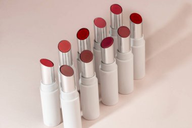 Işık tüplerinde renkli ruj. Kozmetik aksesuarlar. Boşluğu kopyala