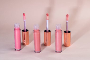 Işık tüplerinde aplikatörlü dudak parlatıcısı. Kozmetik aksesuarlar. Boşluğu kopyala