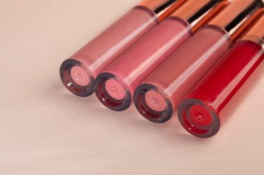 Işık tüplerinde aplikatörlü dudak parlatıcısı. Kozmetik aksesuarlar. Boşluğu kopyala