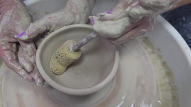 Potter 's Wheel' de çömlek yapmak. Dört Elli İş. Adım adım Rehber. Sanat