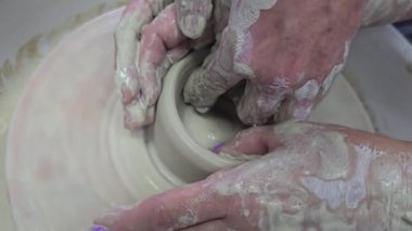 Potter 's Wheel' de çömlek yapmak. Dört Elli İş. Adım adım Rehber. Sanat