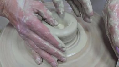 Potter 's Wheel' de çömlek yapmak. Dört Elli İş. Adım adım Rehber. Sanat