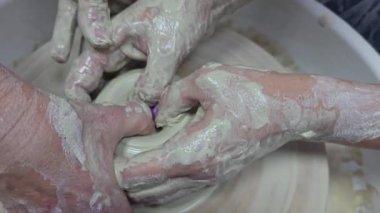 Potter 's Wheel' de çömlek yapmak. Dört Elli İş. Adım adım Rehber. Sanat