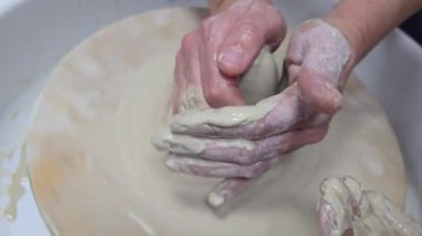 Potter 's Wheel' de çömlek yapmak. Dört Elli İş. Adım adım Rehber. Sanat