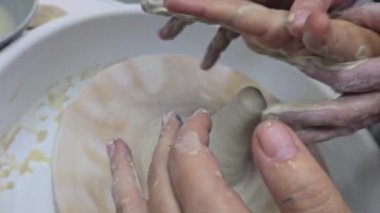 Potter 's Wheel' de çömlek yapmak. Dört Elli İş. Adım adım Rehber. Sanat