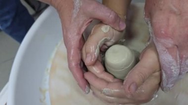 Çömlekçi Tekerleği 'nde Çömlekçilik. Dört Elli İş. Adım adım Rehber. Sanat