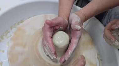 Çömlekçi Tekerleği 'nde Çömlekçilik. Dört Elli İş. Adım adım Rehber. Sanat