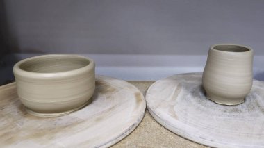 El yapımı kil bardaklar. Hazırlık sürecinde. Adım adım yol göster. Sanat