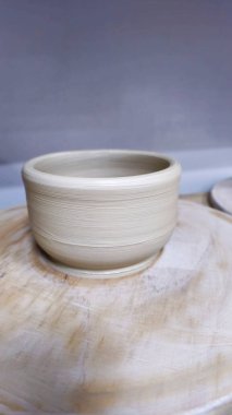 El yapımı kil bardaklar. Hazırlık sürecinde. Adım adım yol göster. Sanat