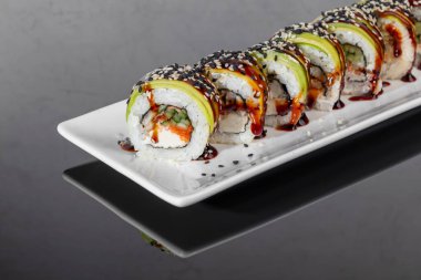 Hafif arka planda menü için suşi. Fast food, deniz ürünleri. Boşluğu kopyala