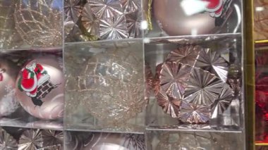 Noel süsleri, vitrinlerdeki kutularda çeşitli toplar. Şenlik havası.