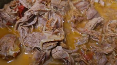 Noel süsleri, vitrinlerdeki kutularda çeşitli toplar. Şenlik havası.