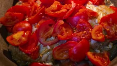 Fırında kazanda pişirilmiş sebzeli biftek. Adım adım hazırlık safhası. Ev yemeği..