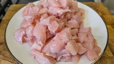 Kızartma tavasında mantarlar ve küp küp kesilmiş tavuk göğsü. Pastayı adım adım hazırlıyorum. Kurnik.